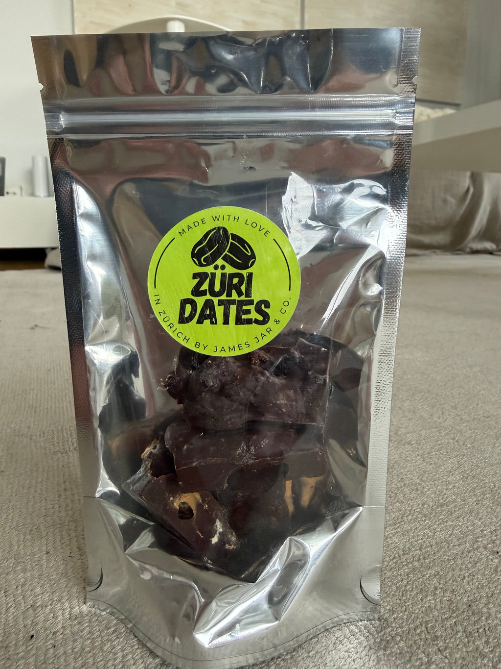 BIO Züri Dates – Gefüllte Datteln mit Erdnussmus oder Caramel, umhüllt mit 70% dunkler Schokolade
