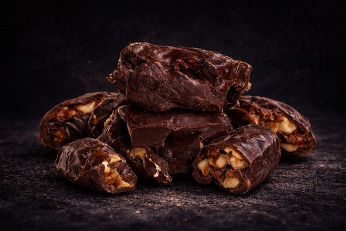 BIO Züri Dates – Gefüllte Datteln mit Erdnussmus oder Caramel, umhüllt mit 70% dunkler Schokolade